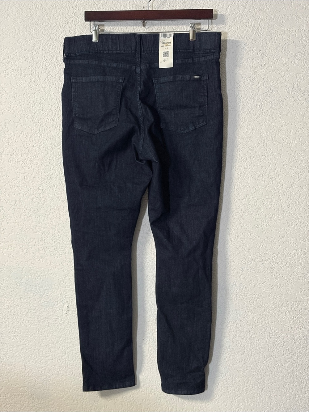 Signature by Levi Strauss Women's Skinny Jeans in Dark wash Built in Shaping - Picture 5 of 8